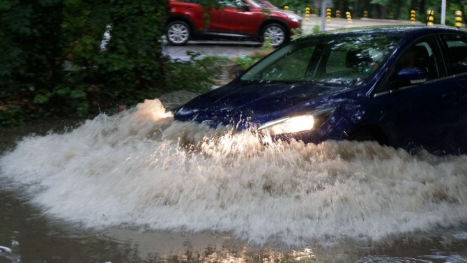 Пороен дъжд наводни улиците във Варна