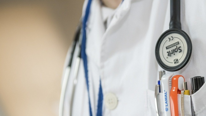 Лекарите от държавните болници в Гърция излязоха на стачка