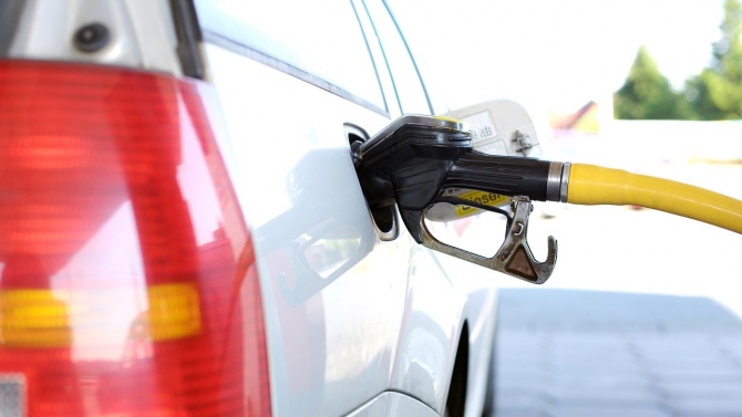 Удрят ли ни бензиностанциите в количеството на горивото, което зареждаме?