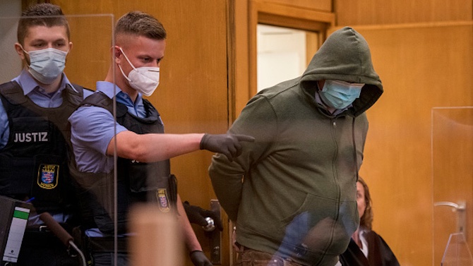 Десен екстремист, съден за убийството на германски политик, твърди, че се е радикализирал от бежанската криза