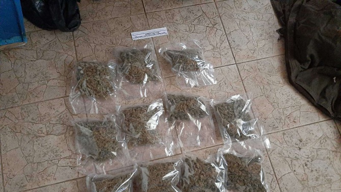 Служители на РУ Хисаря задържаха за притежание на марихуана 17-годишен