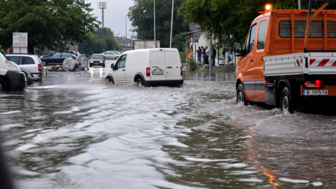 Пороен дъжд наводни пътни участъци и затрудни движението във Варна