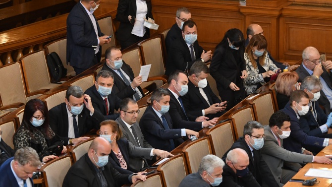 Депутатите задължително с маски, предупредиха от Столичното РЗИ