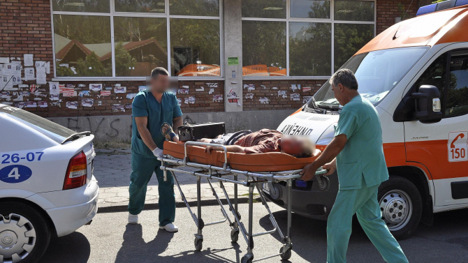 Транспортират в София единия пострадал работник при срутването в тунел "Железница"