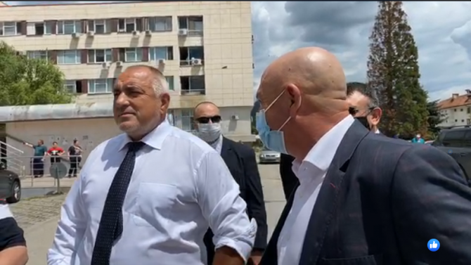 Борисов провери на място какво е състоянието на ранените след срутването на тунела