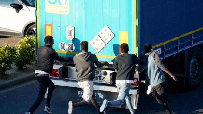 Спипаха петима мигранти в камион с дини 