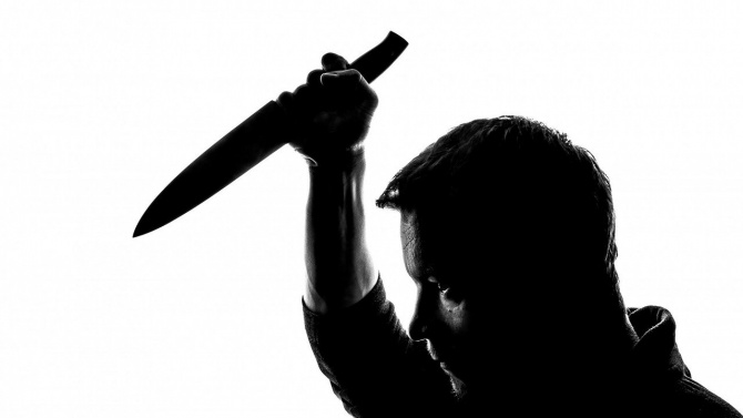 Мъж наръга с нож 17-годишно момиче в Пловдив и след това се самоуби 
