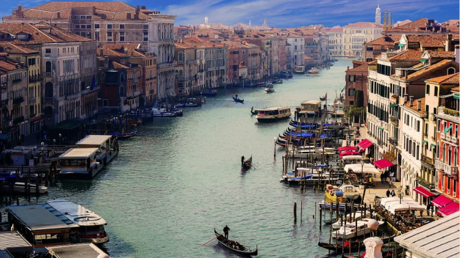 Кметът на Венеция дарява заплатите си от 2015 г. на благотворителни проекти