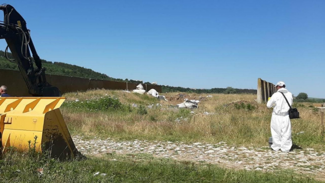 От прокуратурата разкриха подробности за загробените опасни отпадъци в землището на Червен бряг 