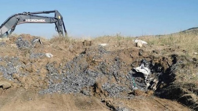 Откритите опасни боклуци в землището на Червен бряг са внос от Словакия и Румъния