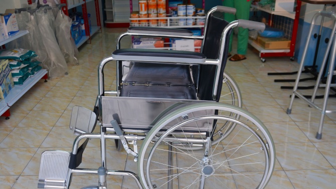 Защо институциите отказаха специална рампа за две момичета в инвалидни колички?
