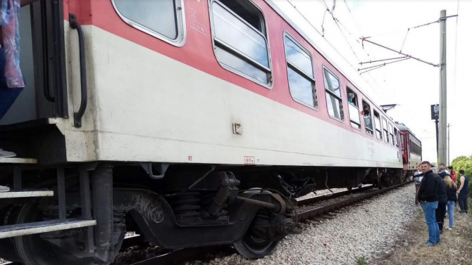 Водач на лек автомобил оцеля след сблъсък с товарен влак на жп прелез в Шуменско