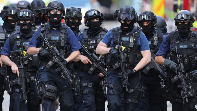 Масови арести във Великобритания след разбиване на криптирана мрежа за  комуникации, използвана от организирани престъпни групи - EU - Новини Бг