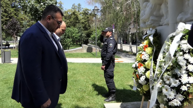 Младен Маринов и Ивайло Иванов се поклониха пред паметта на загиналите служители на МВР