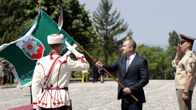 Президентът връчи знамето на първия във Велико Търново ученически гвардейски отряд