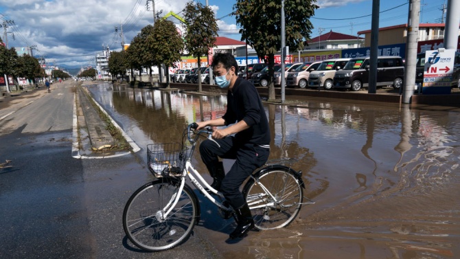 Двама загинали и десетки в неизвестност заради проливни дъждове и наводнения в Япония