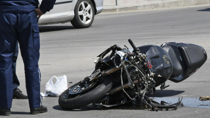 Мотоциклетист е тежко ранен след удар в бордюр