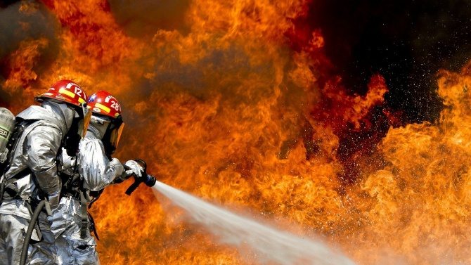 Пожарникари спасиха вилна зона в Новозагорско