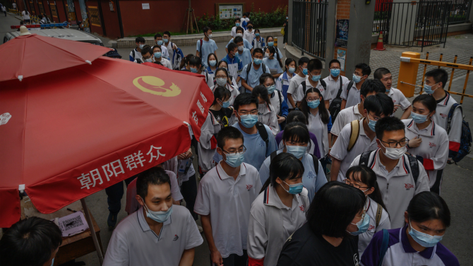 Хонконг затваря училищата заради скок в броя на заразените с коронавирус