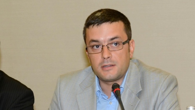 Тома Биков: Не сме в състояние повече да удържаме нашите хора, Радев ги нарече "мутри"