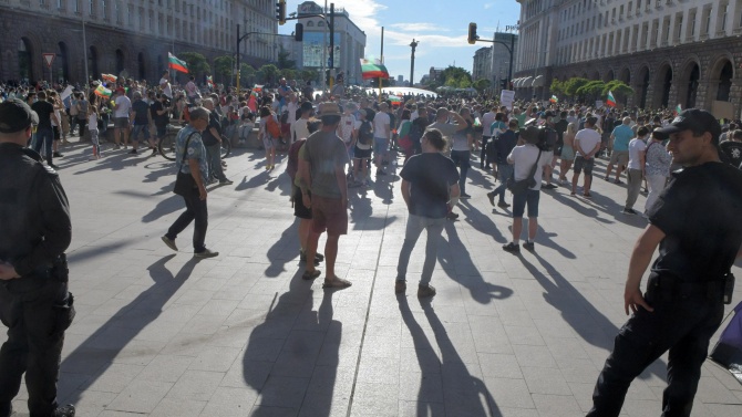 Двама полицаи са леко пострадали след протестите в събота