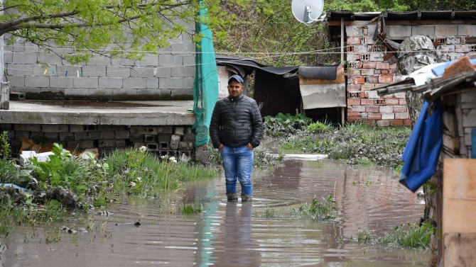 Защо и след 30 години хиляди българи по вода ходят, но жадни стоят