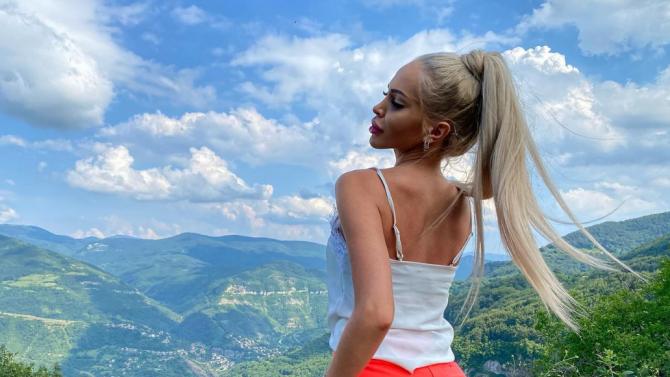 Фризьорка преби плеймейтката Жанета Осипова - Клюки - Новини Бг