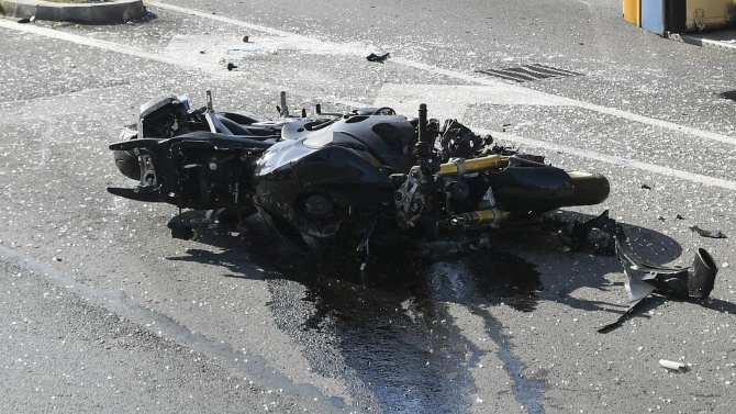 Мотоциклетист е с опасност за живота след катастрофа в Русенско
