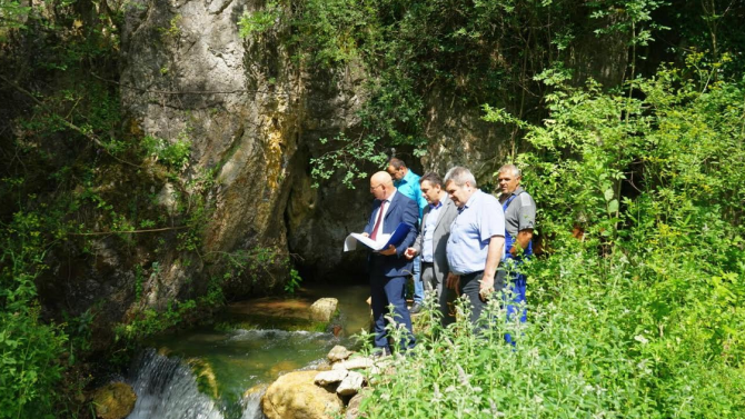 Министър Димитров инспектира извор „Врелото“ във връзка с водоснабдяването на  Радомир