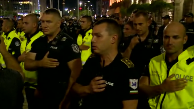Протестиращи и полицаи изпяха заедно химна за край на протеста в София