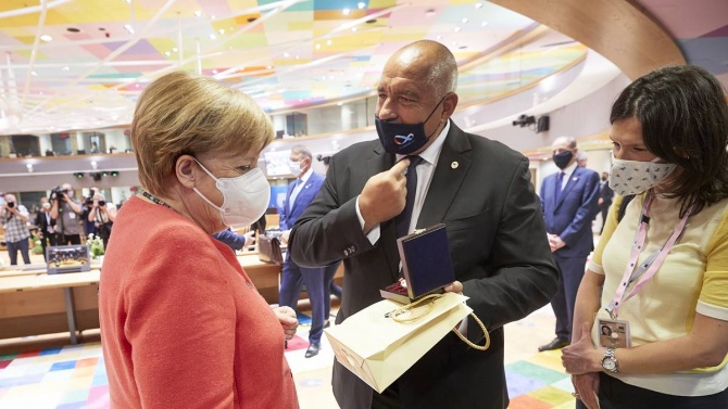 Борисов подари на Меркел  сребърна бъклица с розово масло, канцлерката празнува 66 г.