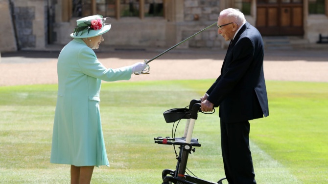 Кралица Елизабет II даде рицарско звание на капитан Том Мур