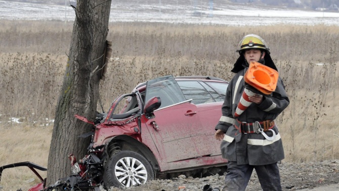 Шофьор заби колата си в крайпътни дървета, жена му е с опасност за живота 