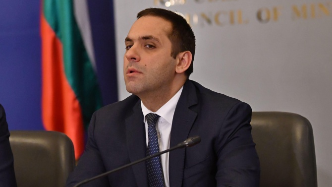 Караниколов защити Горанов и Младенов