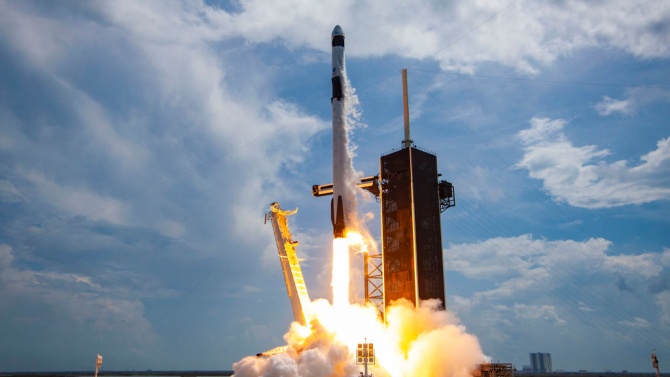 SpaceX изстреля ракета с комуникационен спътник за южнокорейската армия