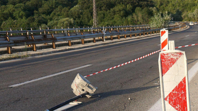 Временно е затруднено движението на пътен възел "Радиново" на АМ "Тракия" при километър 119