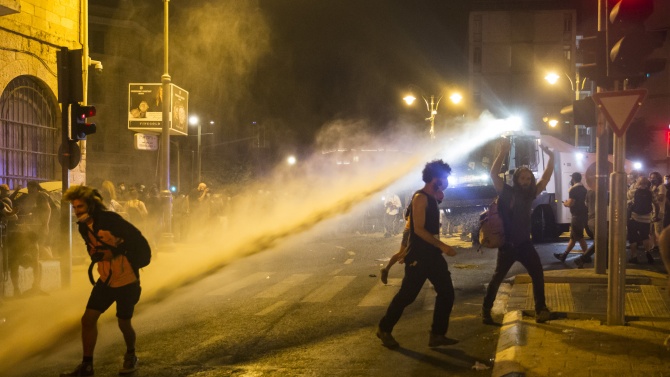 Израелската полиция използва водни оръдия срещу протестиращи и арестува 55 от тях