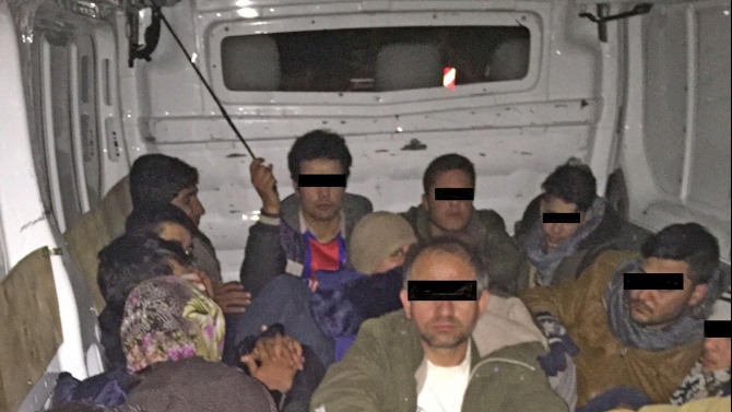 Тираджия спипа бежанец скрит в камиона му край Севлиево 
