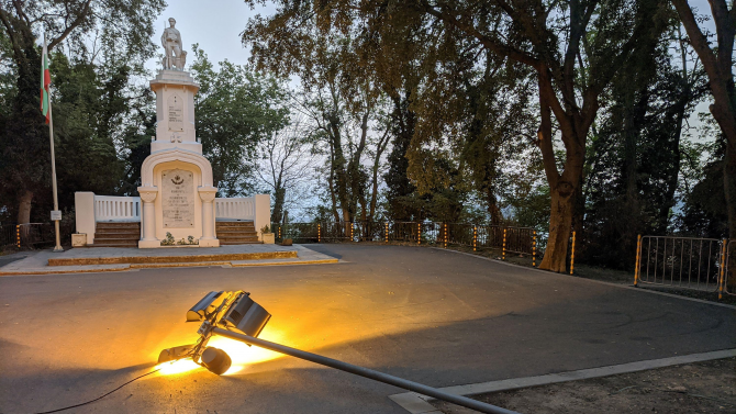 Вандали събориха светеща лампа в Морската градина на Варна