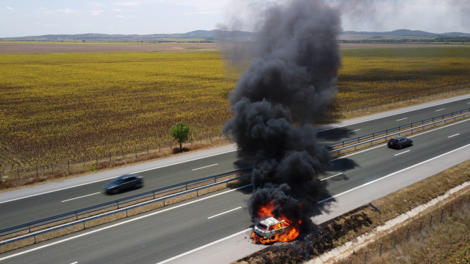 Кола пламна на магистрала "Тракия"