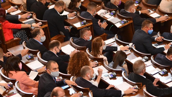 Парламентът избра само трима членове на КЕВР 