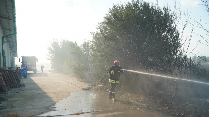 Пожар в автосервиз в Добрич