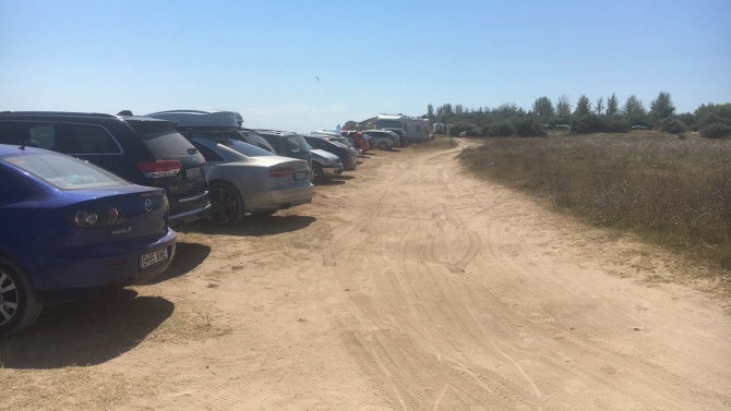 Автомобили масово паркират върху дюните на плаж "Крапец"