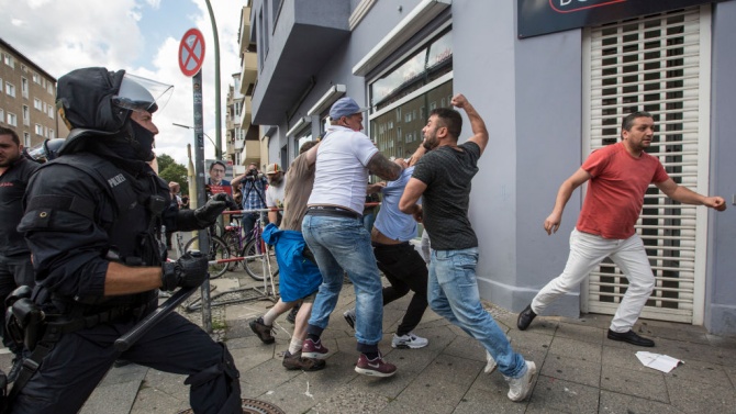 Сблъсъци между полицията и протестиращите в Берлин