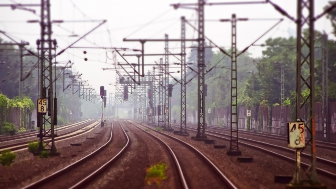 Тежък инцидент: Влак помете кола в Разградско