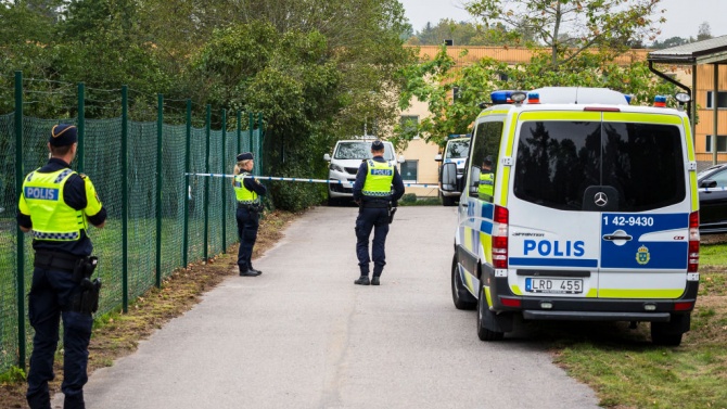 Стокхолмската полиция разследва смъртта на 12-годишно момиче, ранено при престрелка между банди