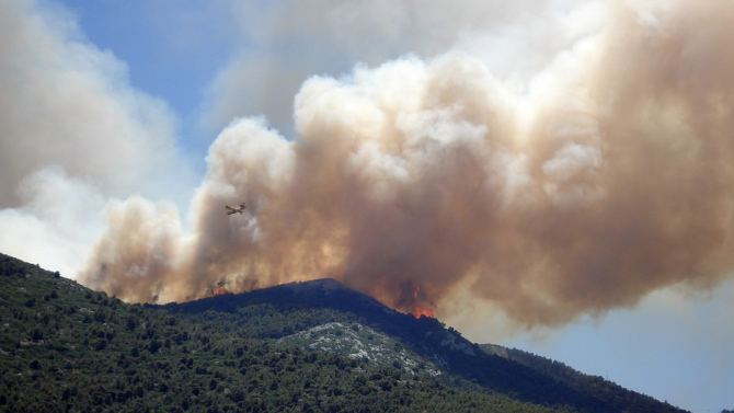 Силен пожар гори в планината Козяк в Далмация