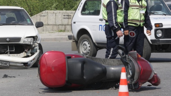 Кола и мотопед се сблъскаха в Средец, жена е с опасност за живота 