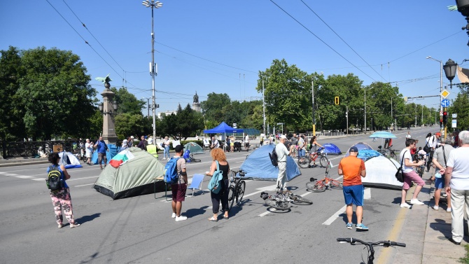 Продължава блокадата на "Орлов мост"