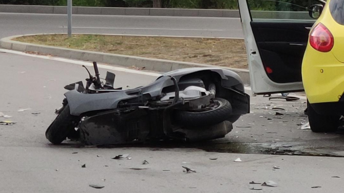 Мотоциклетист и 17-годишно момиче пострадаха при катастрофа в Пловдив 
